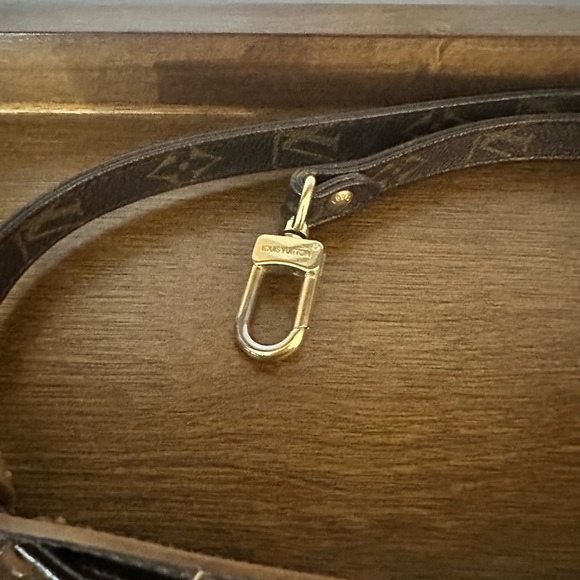 Louis Vuitton Monogram Strap from the early 2000s. - Picture 2 of 5